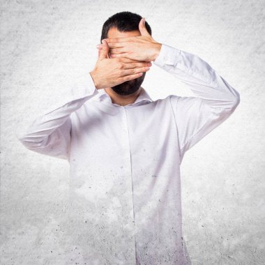 Yüzünü kaplayan gözlüklü yakışıklı adam