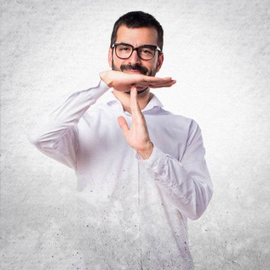 Zaman aşımı jest yapma gözlüklü yakışıklı adam