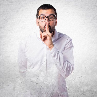 Sessizlik jest yapma gözlüklü yakışıklı adam