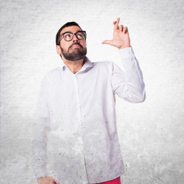 Geçiş parmaklarıyla gözlüklü yakışıklı adam