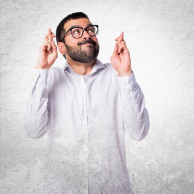 Geçiş parmaklarıyla gözlüklü yakışıklı adam