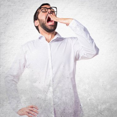 Esneme gözlüklü yakışıklı adam