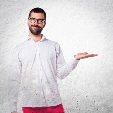 Gözlüklü bir şey tutan yakışıklı adam