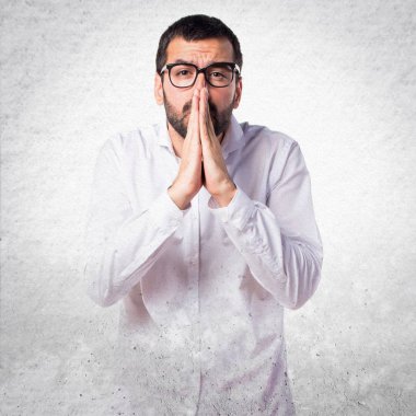 Yalvaran gözlüklü yakışıklı adam