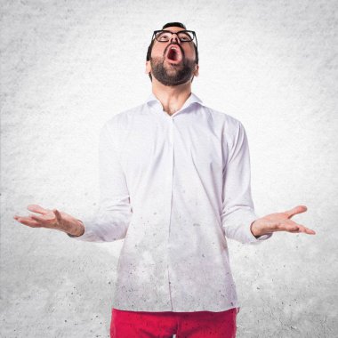 Zen pozisyonda gözlüklü yakışıklı adam