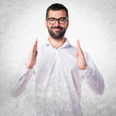 Gözlüklü bir şey tutan yakışıklı adam