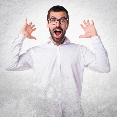 Yakışıklı adam gözlüklü sürpriz jest yapıyor