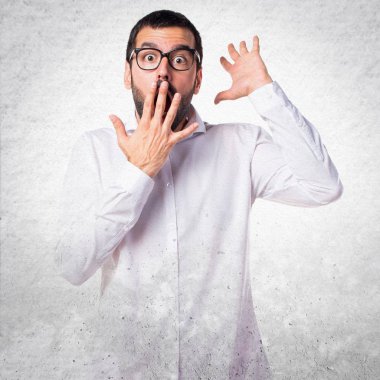 Yakışıklı adam gözlüklü sürpriz jest yapıyor