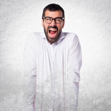 Gözlüklü bağıran kızgın yakışıklı adam