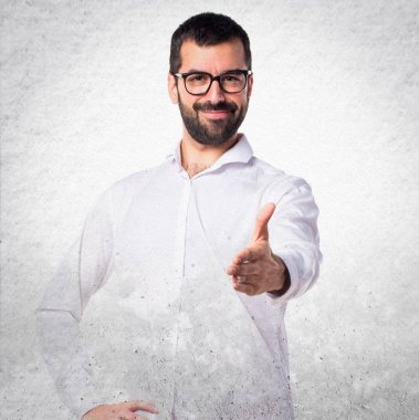 Yakışıklı adam izole beyaz zemin üzerine