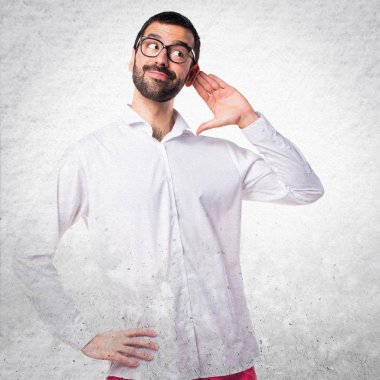 Gözlüklü bir şey dinlerken yakışıklı adam