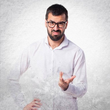 Gözlüklü yorgun yakışıklı adam