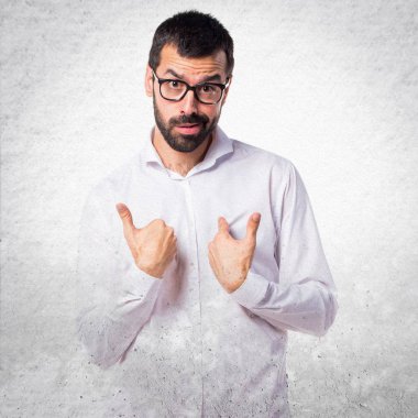 Yakışıklı adam gözlüklü sürpriz jest yapıyor