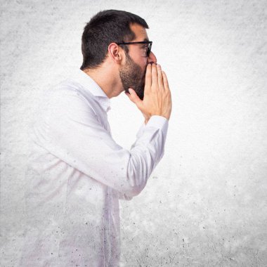 Bağırarak gözlüklü yakışıklı adam