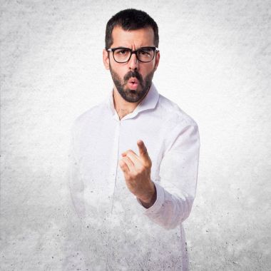 Kızgın yakışıklı adam bağırarak gözlük ve pounting