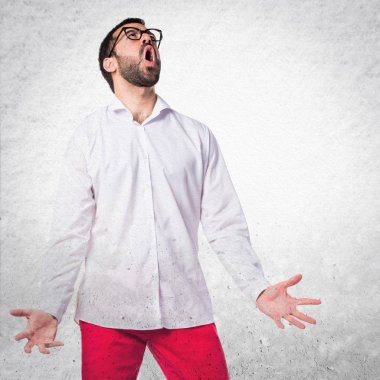 Gözlüklü bağıran kızgın yakışıklı adam