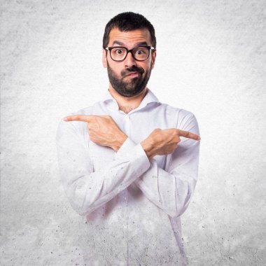 Gözlüklü şüpheleri laterallerin işaret eden yakışıklı adam