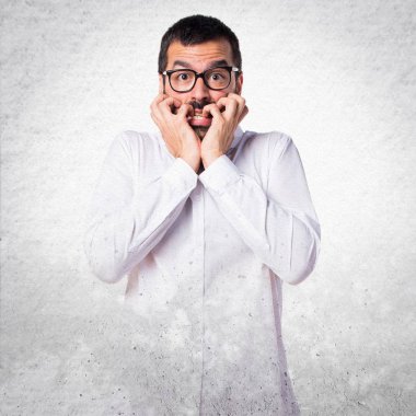 Gözlüklü korkmuş yakışıklı adam