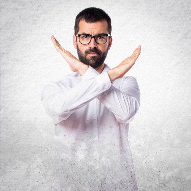 Hiçbir hareketi yapıyor gözlüklü yakışıklı adam