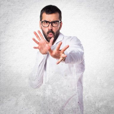 Gözlüklü korkmuş yakışıklı adam