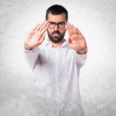 Dur işareti yapma gözlüklü yakışıklı adam