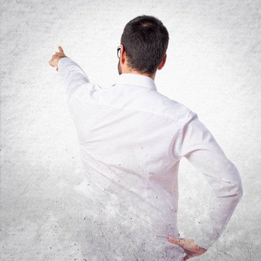 Geri işaret gözlüklü yakışıklı adam