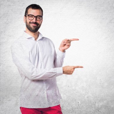 Lateral için işaret gözlüklü yakışıklı adam