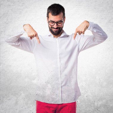 Aşağı dönük gözlüğü olan yakışıklı adam