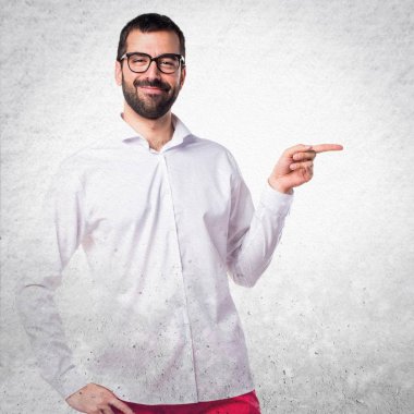 Lateral için işaret gözlüklü yakışıklı adam