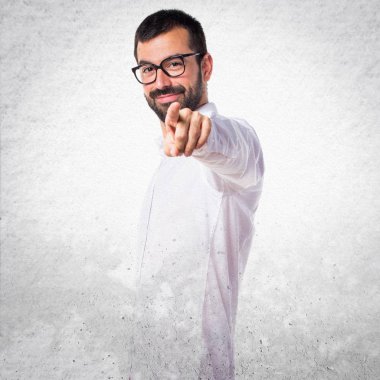 Lateral için işaret gözlüklü yakışıklı adam