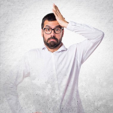 Şüpheleri gözlüklü yakışıklı adam