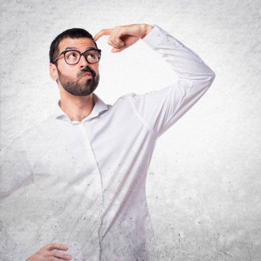 Şüpheleri gözlüklü yakışıklı adam