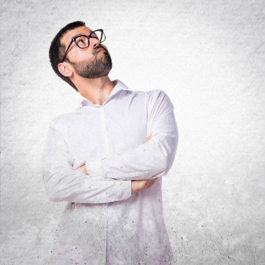 Gözlüklü düşünüyorum yakışıklı adam