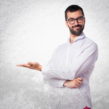 Gözlüklü bir şey sunmak yakışıklı adam