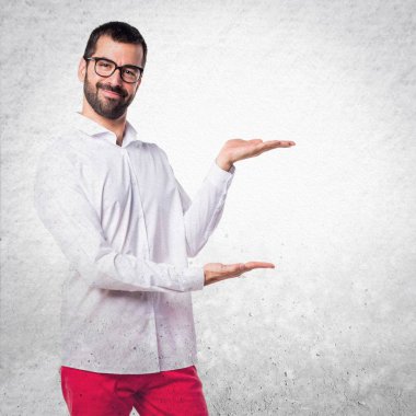 Gözlüklü bir şey sunmak yakışıklı adam