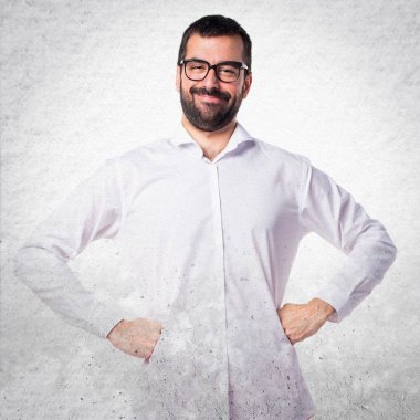 Gözlüklü mutlu yakışıklı adam