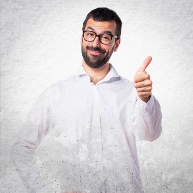 Başparmak ile gözlüklü yakışıklı adam