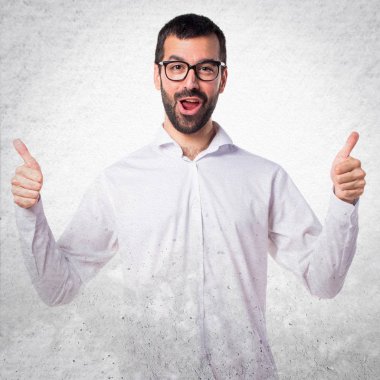 Başparmak ile gözlüklü yakışıklı adam