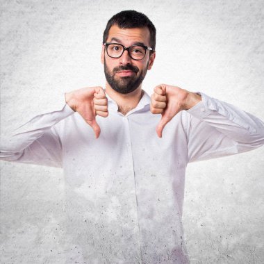 Kötü sinyal yapıyor gözlüklü yakışıklı adam