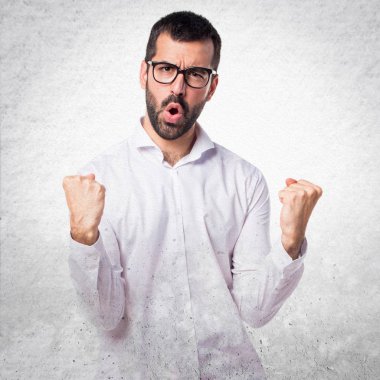 Gözlüklü şanslı yakışıklı adam