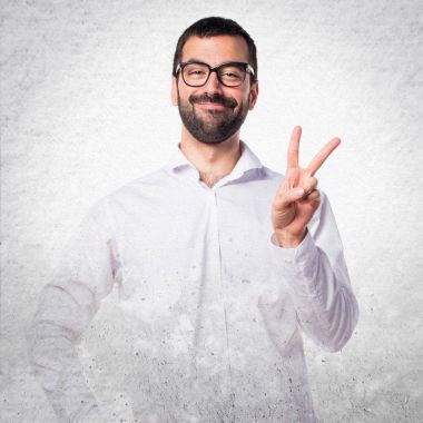 Zafer jest yapıyor gözlüklü yakışıklı adam