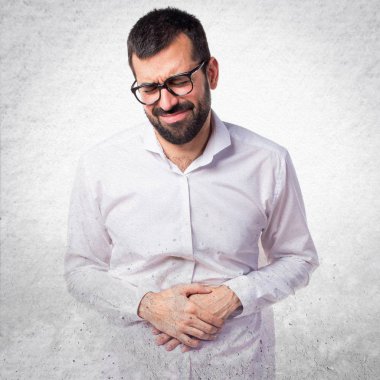 Karın ağrısı ile gözlüklü yakışıklı adam