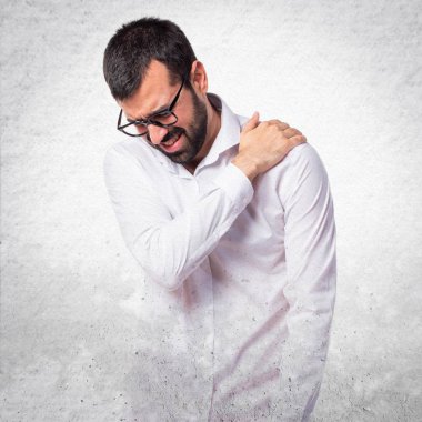 Omuz ağrısı ile gözlüklü yakışıklı adam