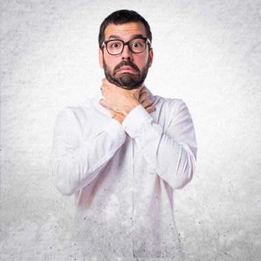 Kendini boğulma gözlüklü yakışıklı adam