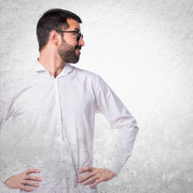 Gözlüklü yanal seyir yakışıklı adam