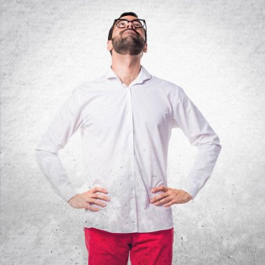 Gözlüklü ararken yakışıklı adam