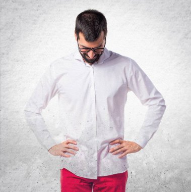 Yakışıklı adam gözlüklü aşağı bakıyor