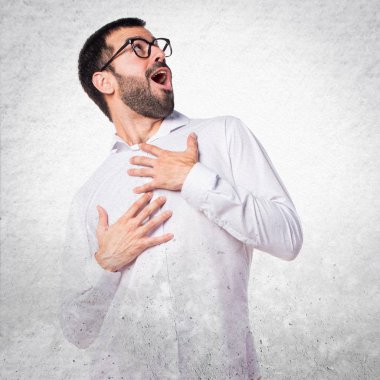 Aşık gözlüklü yakışıklı adam