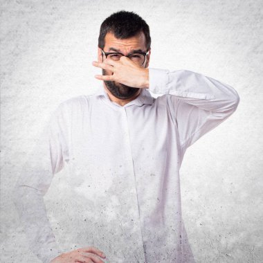 Yakışıklı adam gözlüklü kötü jest kokulu yapmak