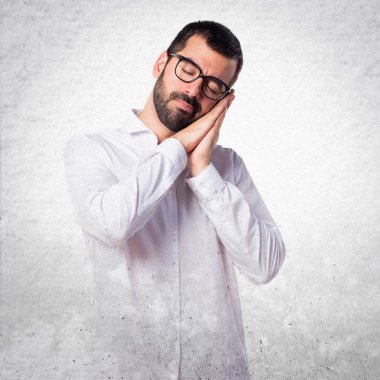 Uyku jest yapıyor gözlüklü yakışıklı adam